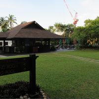 ホテル内とは思えない芝生の広場、奥はスイミングプールです