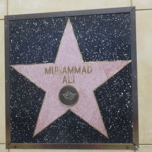 モハメド・アリの星形は何故か、道路でなく建物の壁に。