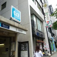 日比谷線小伝馬町駅最寄り出口を出て左を見たらすぐあります