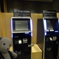 お金の支払いやチェックアウトは精算機で