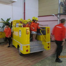 電力会社の車が現場に到着。