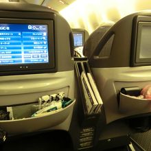 足が前席に届かない