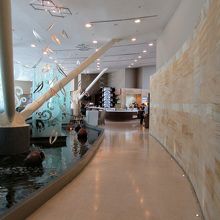 ラウンジに入ると水の空間、造りに高級感がありますねぇ