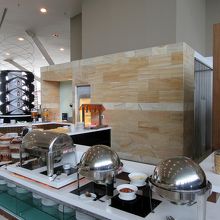 その右手にはスイーツの冷蔵庫と、メインのビュッフェ台