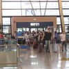 早朝の浦東空港はチェックインに長蛇の列で待たされる。