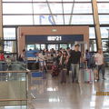 早朝の浦東空港はチェックインに長蛇の列で待たされる。