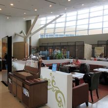 ビュッフェ台前はダイニングエリア