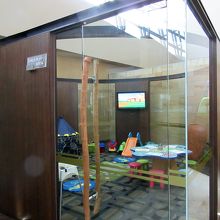 ガラス張りの遊び場は、子ども連れには嬉しいですね