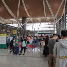 やっとカウンターが見えた。