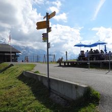 賑わうレストラン