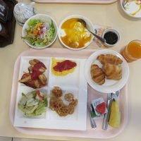 食事は、アカバネで、　朝食は、ビッフェ、和食・洋食があります