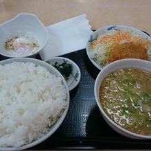 豚汁定食６５０円。ご飯のボリュームタップリです