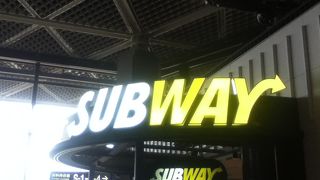 南ウィングの右奥にある