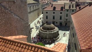 ピレ門を入ると直ぐに有ります