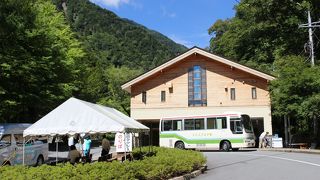仙丈ヶ岳への登山のバス中継地にあります