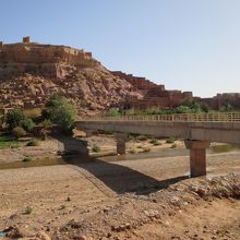 この橋を渡っていきます