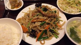 大衆居酒屋で店員は雑な接客です。