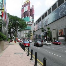 宿泊先の「ウェスティン・クアラルンプール」から左へ散策開始