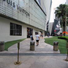 「ルイ・ヴィトン」の大型店舗、歩道の芝生も良いですねぇ