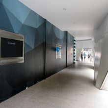 「スターヒルギャラリー」の通路も、日本じゃ法的に無理でしょう