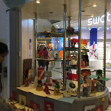 スターバックスの前のカードショップです