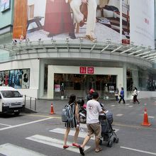 さて、前に進むと目の前には「ユニクロ」