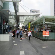 またまた歩道を半分つぶす店舗が出現