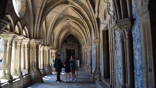 回廊と宝物館に入ると黒服にご注意