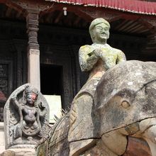 象に乗る神様。1対ある