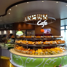 美味しそうなパンがたくさん並んでいます。