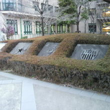 聖路加国際大学の校舎の前のアメリカ公使館跡の標識板です。