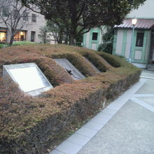 アメリカ公使館跡の標識は、トイスラー記念館の前にあります。