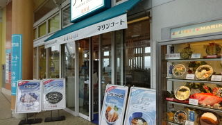 アクアラインの海ほたるにある大きなフードコートです。