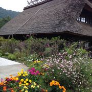 西湖近くの茅葺きの集落 