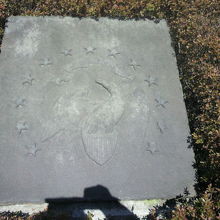 聖路加国際大学内にあるアメリカ公使館跡の鷲と星の標石です。