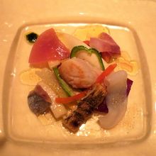 前菜の魚介のサラダはボリュームと味が良い