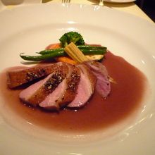 肉料理は鴨のロースト　固くなく美味しく焼けていた
