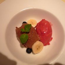 デザート２　チョコレートムースとキイチゴのソルベ
