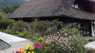 西湖近くの茅葺きの集落 