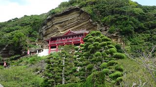 崖の観音堂を参拝し、下界を眺めると心が洗われます。