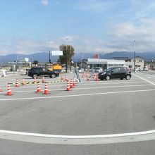 子のロータリーを挟んで新幹線から富山地方鉄道へ乗り換える