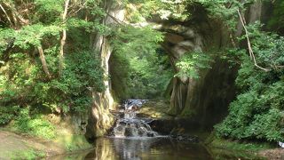 時間によって表情が変わる濃溝の滝