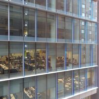 隣のオフィスが丸見え