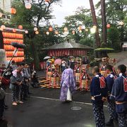 祭りが雨で残念な状態