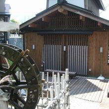 裏にベンチと、水車もあります