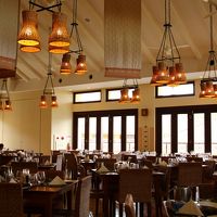 天井が高く、広々としたレストラン