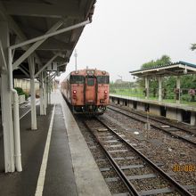 城端駅に到着する城端線 