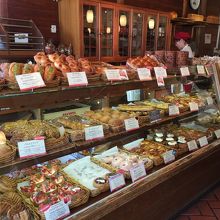 ASANOYA  ガラスケースに魅力的なパンがたくさん