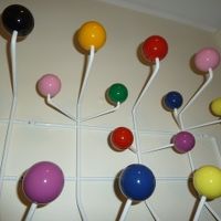 服をかけるフックです。