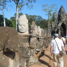 橋の両側には阿修羅像や神々の像が並んでいます